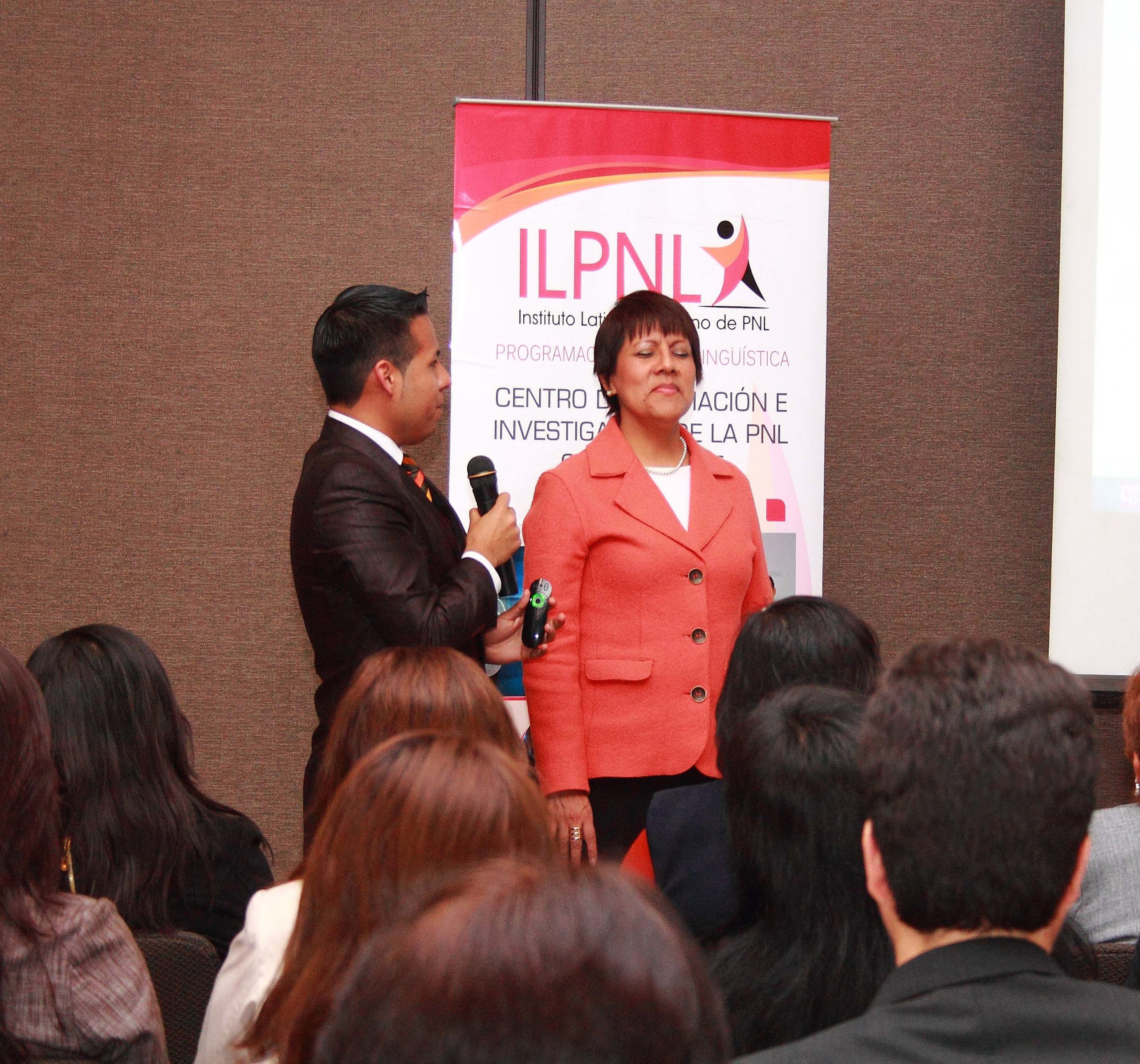 Víctor Reyes dando una conferencia